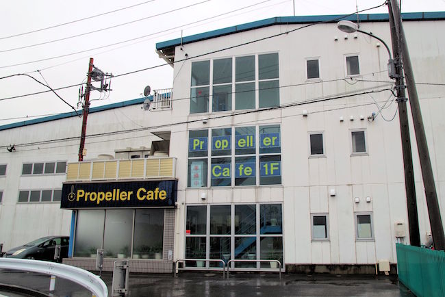 現役飛行機の間近で食事ができる調布「プロペラカフェ」に潜入