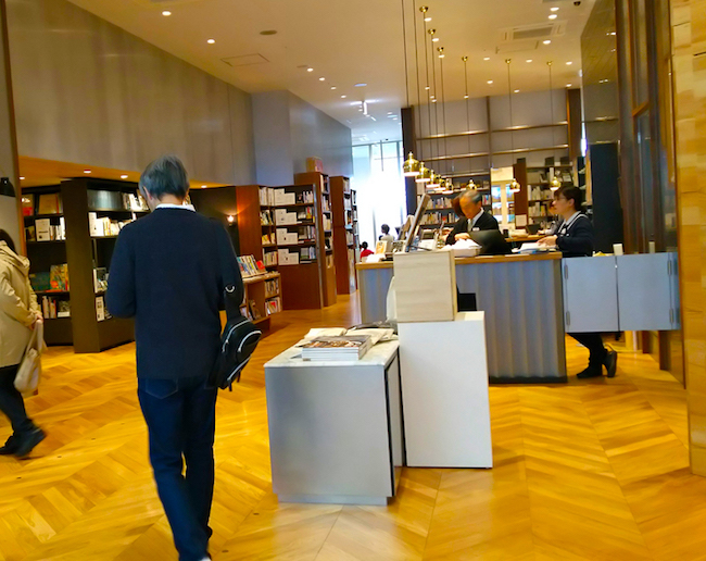 消え行く街角の本屋さん…青森八戸市は「市営書店」で生き残り術