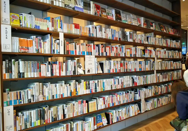 消え行く街角の本屋さん…青森八戸市は「市営書店」で生き残り術