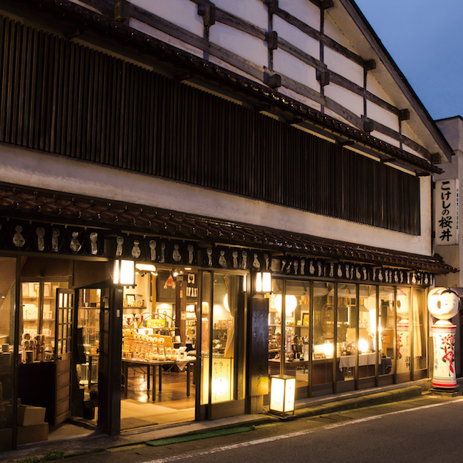 海外が驚いた伝統の職人芸。日本の「こけし」が海外でブームに