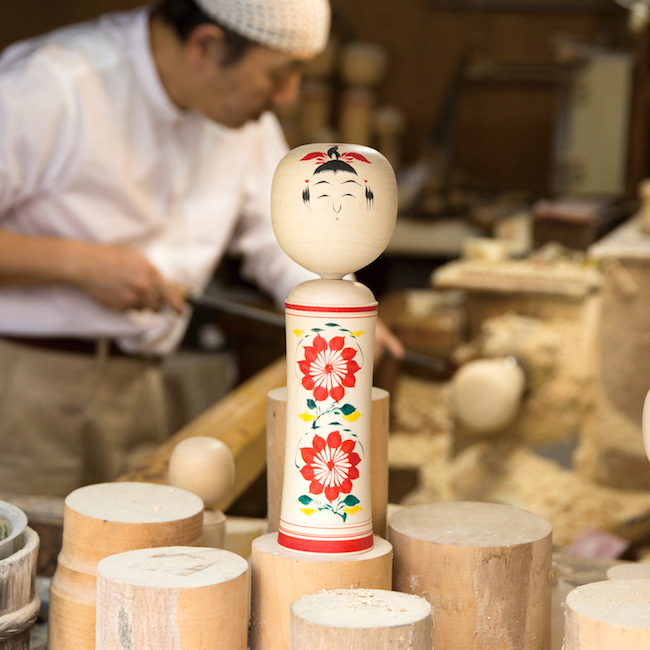 海外が驚いた伝統の職人芸。日本の「こけし」が海外でブームに