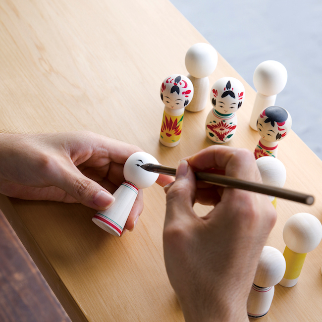 海外が驚いた伝統の職人芸。日本の「こけし」が海外でブームに