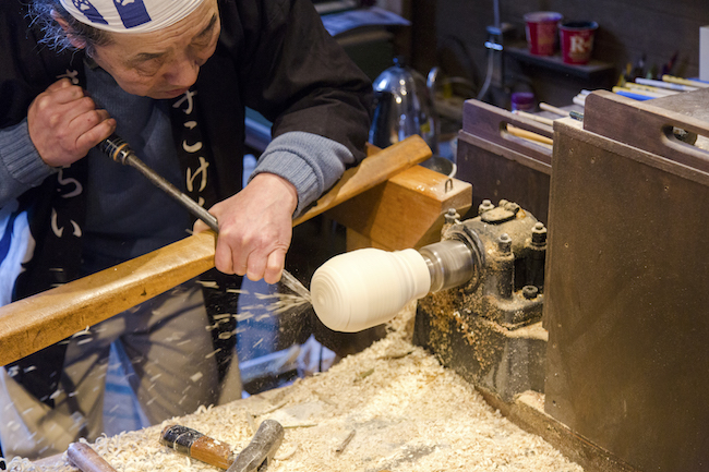 海外が驚いた伝統の職人芸。日本の「こけし」が海外でブームに
