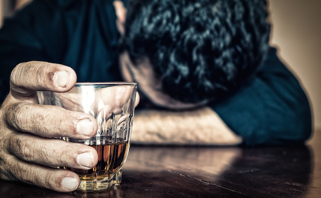 数百万の借金、自殺未遂も。経験者が語るアルコール依存症の実態