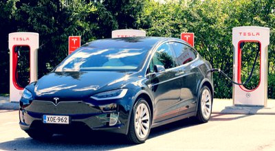 テスラ　tesla MODEL X