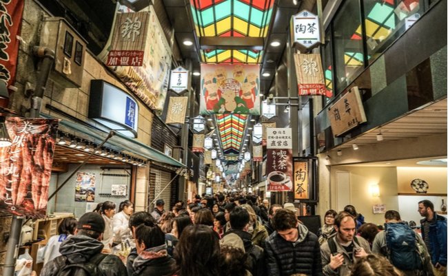 地元民との触れ合いも旅の醍醐味。京都の台所「錦市場」をぶらり