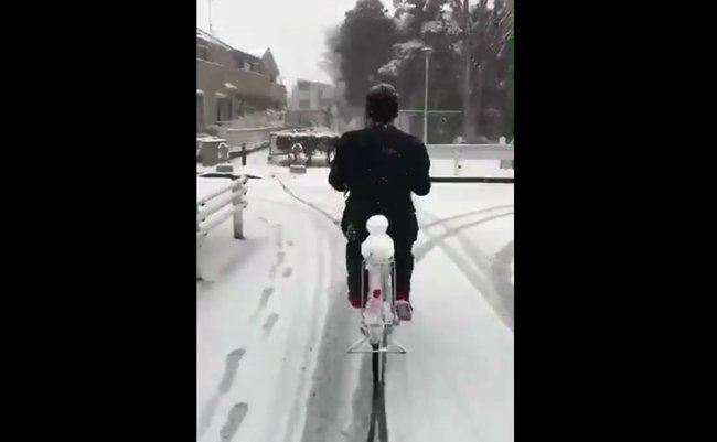 雪だるま　彼女　二人乗り　自転車　大雪　動画　ツイッター
