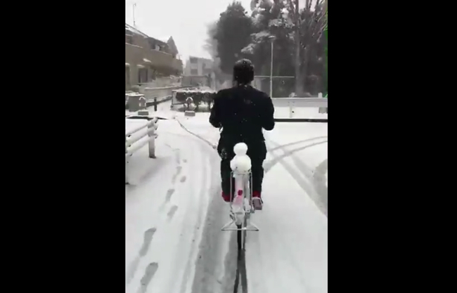 雪だるま　彼女　二人乗り　自転車　大雪　動画　ツイッター
