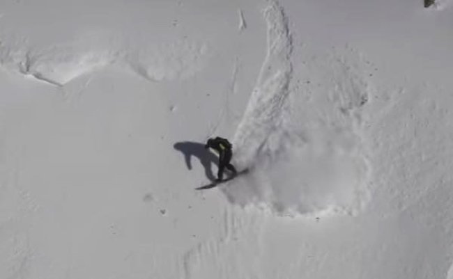 【動画】雪崩に追われるスノーボーダーは逃げ切れるのか？