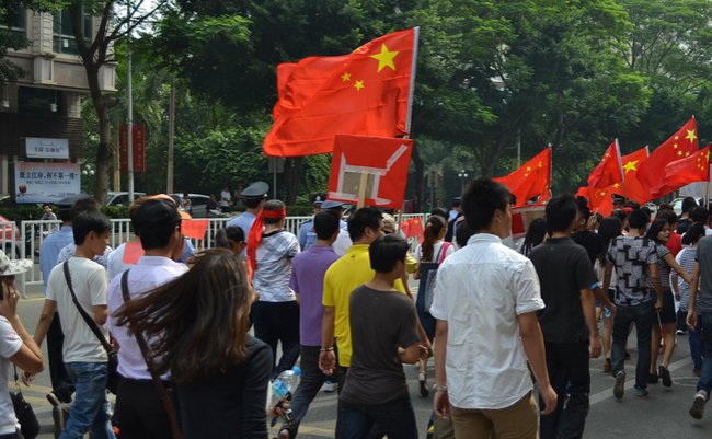なぜ世界中で暴れている中国人たちは中国国歌を大合唱するのか？