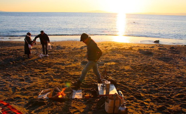 三浦半島のビーチのどこかに出現。完全予約制の「焚火カフェ」