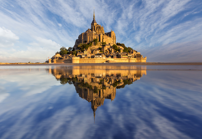 【第１問目】カトリック巡礼の聖地のひとつである世界遺産「モン・サン＝ミシェル」がある場所はどこ？