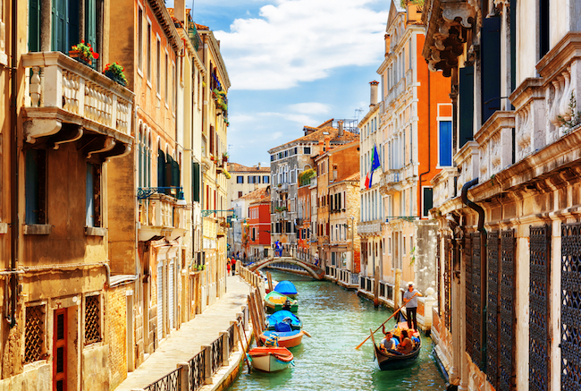 【第2問目】別名「水の都」と呼ばれる町があるのはイタリアのどこ？