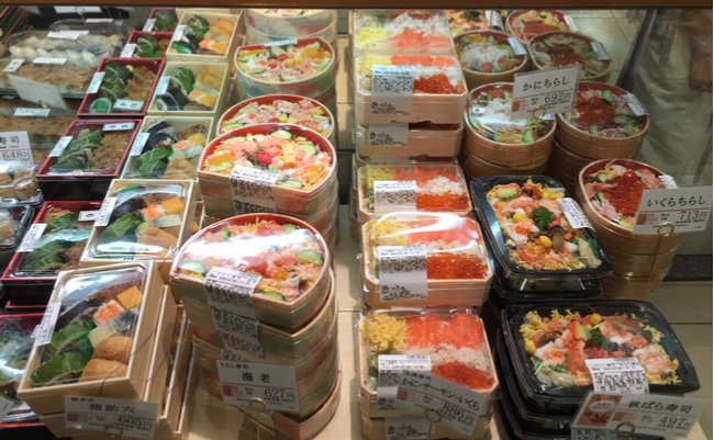 地方のスーパーが通常の4倍量のちらし寿司を5分で売り切った戦術