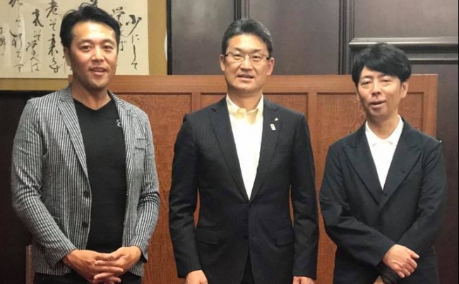 河野俊嗣・宮崎県知事(中)を訪問した、米山久社長(左)、佐藤可士和氏(右)。米山久社長のFacebookより