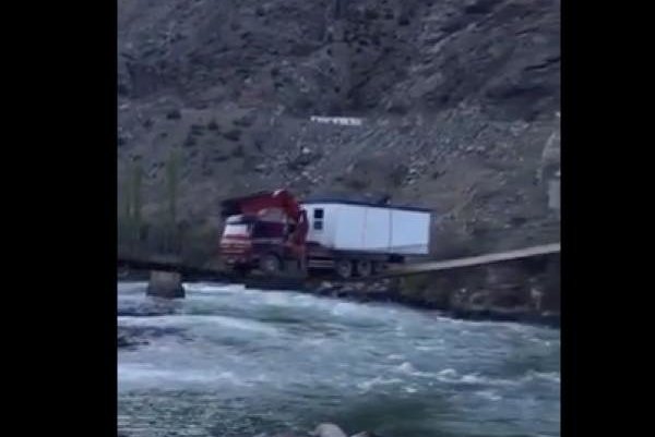 【動画】気は確かか？トラックが木で出来た極細の吊り橋を渡る