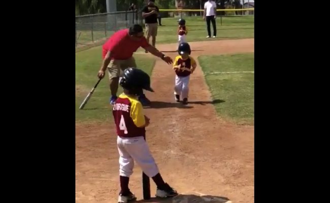 【動画】野球のプレー中に少年が起こした珍事件がかわいすぎる