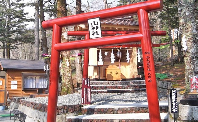 日本中のセレブも参拝。新屋山神社「奥宮」の恐るべき金運上昇力