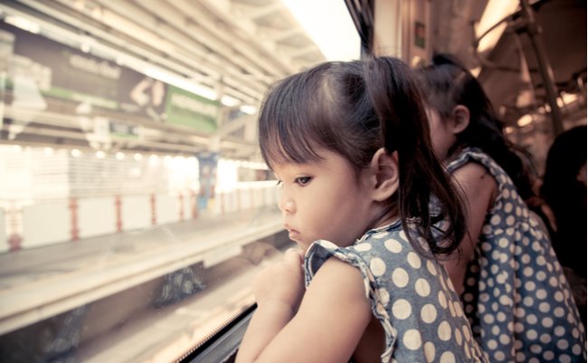 電車内で子供を叱らぬ大人が、人を見て態度を変える人間を育てる