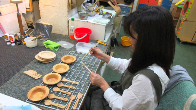 キッズコーナーを展開するリトルツリーの「門前仲町工房」作業風景