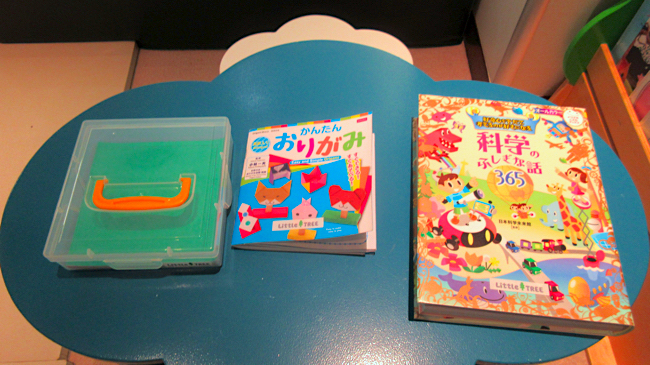 折り紙や子供向けの本も置いている