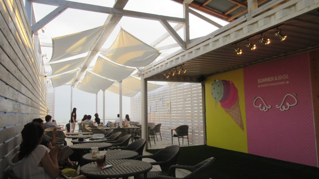 由比ガ浜「サマー&アイドル」店内