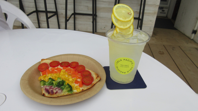 「ヨロパシフィック」の色鮮やかなピザとレモンサワー