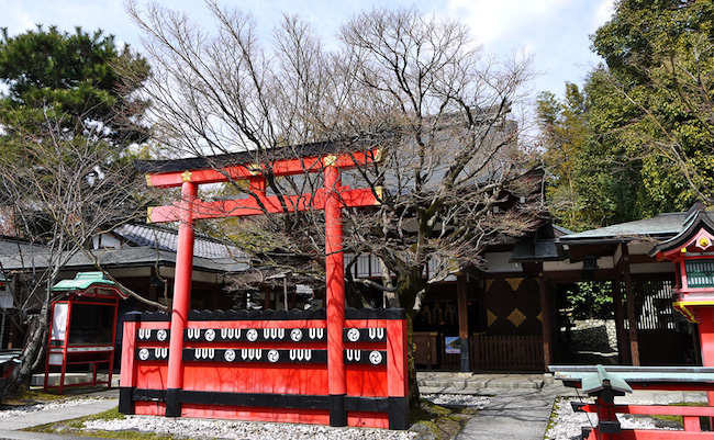 お忍びで訪れる芸能人と遭遇も。京都のパワースポット車折神社へ