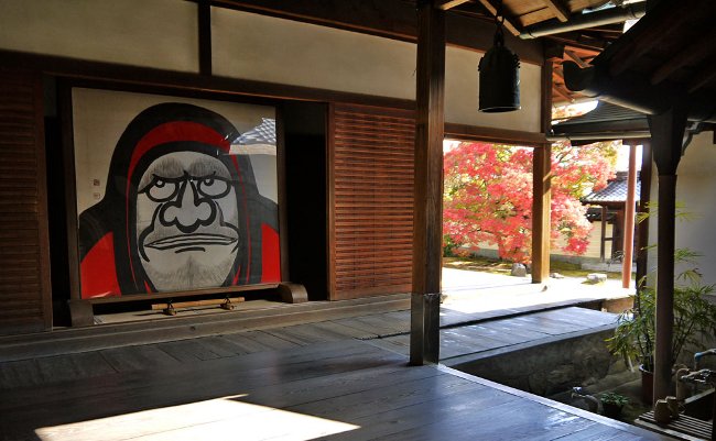 真紅に染まる侘び寂びの池。京都持統院で紅葉と往年の名優を偲ぶ