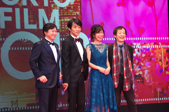 左から、近藤太香巳氏（出演者）、松村氏（主演）、江角早由里氏（プロデューサー）、奥山氏（監督）。写真提供： DDホールディングス
