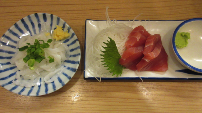 「晩杯屋」の刺身はマグロ刺し（200円）、イカソーメン（150円）といずれも激安