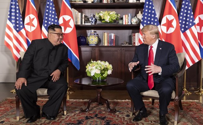 Trump-Kim_meeting_in_Capella_Hotel_(3)