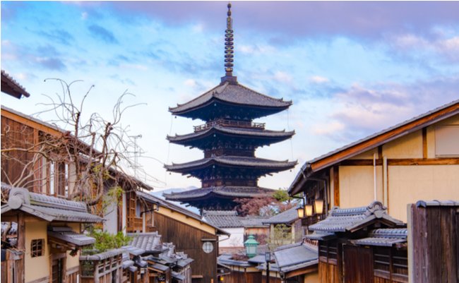 秀吉も見上げた楼閣。この春、京都の空に五重塔と桜吹雪を愛でる