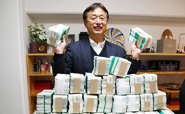 宝くじ1800万円分を爆買い、金運絶好調と診断された男の当選金は? 宝くじ1800万円分を爆買い、金運絶好調と診断された男の当選金は?