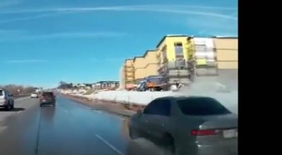 動画 水たまりでスリップの車 回転するも奇跡的に復活 まぐまぐニュース