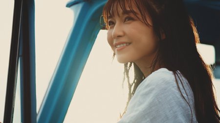 AAA 宇野実彩子が水着姿ではしゃぐ！新曲『mint』初披露 - まぐまぐ
