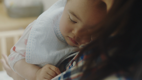 娘の独り立ちまでの6500日間と母の愛情を描いた感動動画