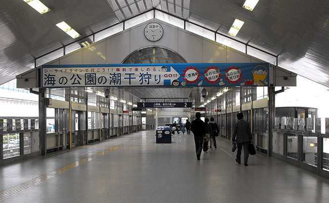 1024px-Shin-sugita_station_of_Kanazawa_Seaside_Line_Yokohama_Japan