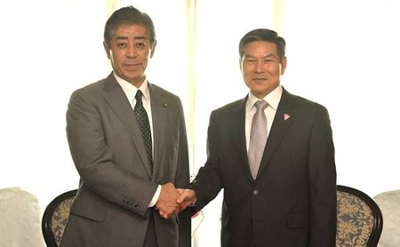 韓国に笑顔ツーショット写真も利用される 岩屋防衛相の脇の甘さ まぐまぐニュース