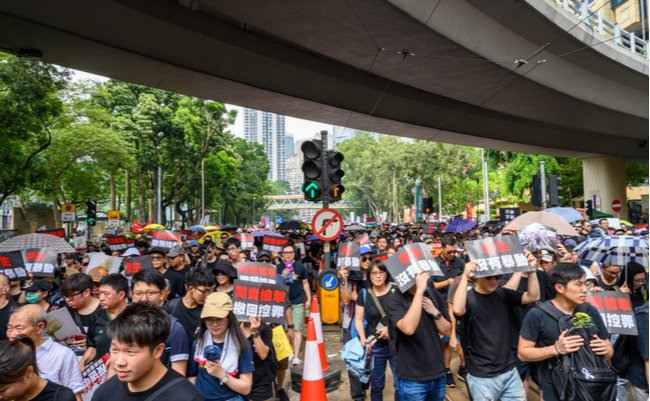 中国当局が香港デモで体力を使う間に世界覇権争いで勝ちを狙う米