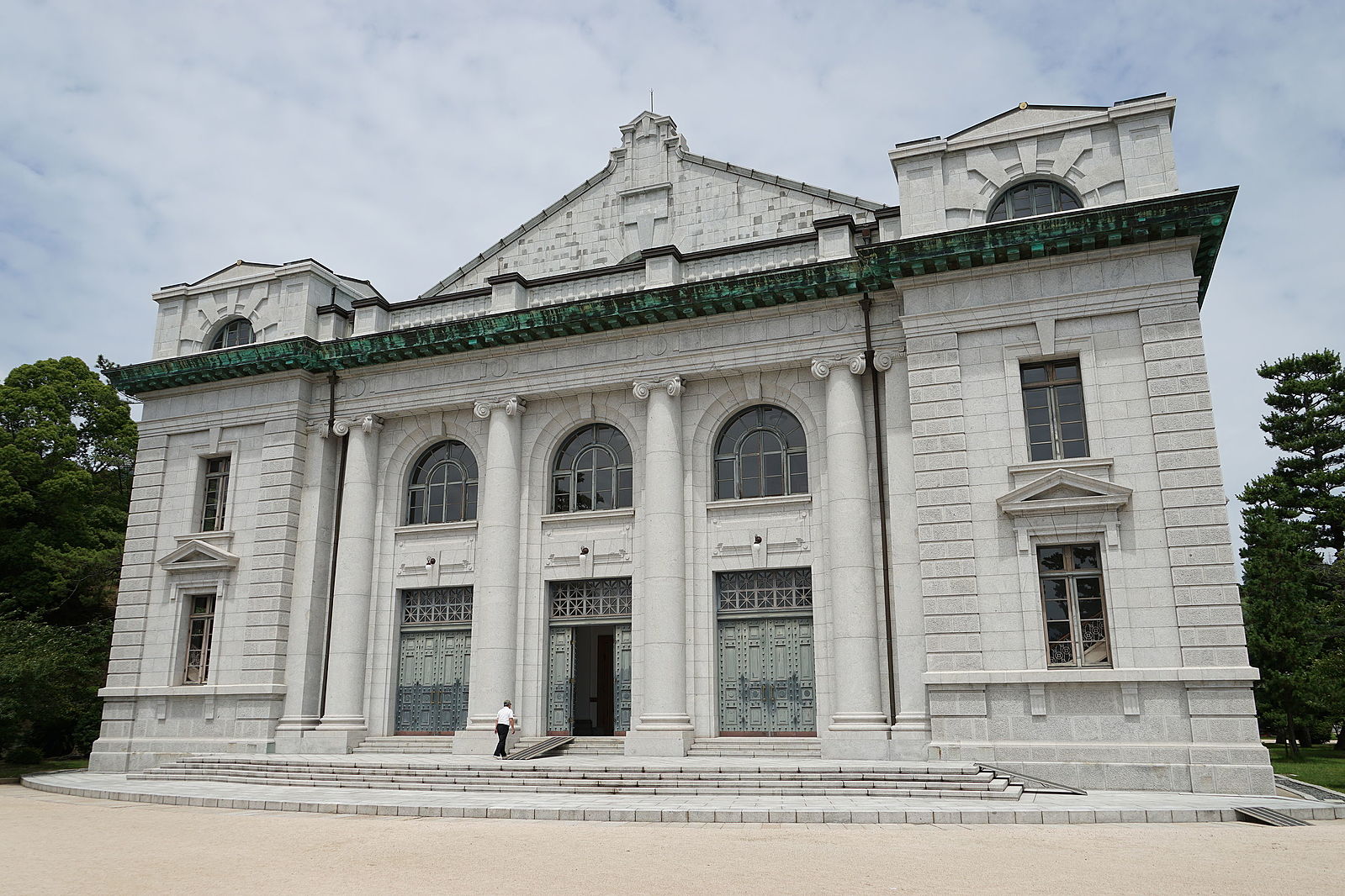 1599px-Imperial_Japanese_Naval_Academy_Auditorium