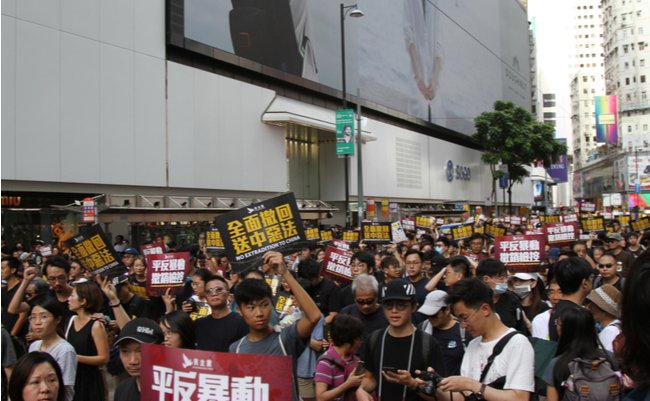 中共の差し金か。香港デモ参加者を襲撃する白Tシャツ集団の正体