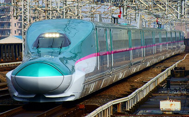 1280px-Shinkansen_(bullet_train)_:_The_Hayabusa_super_express_(Series_E5_train)