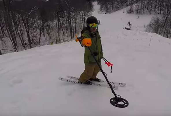 【動画】スキーの最中に落としたスマホを金属探知機で探索→ 結果