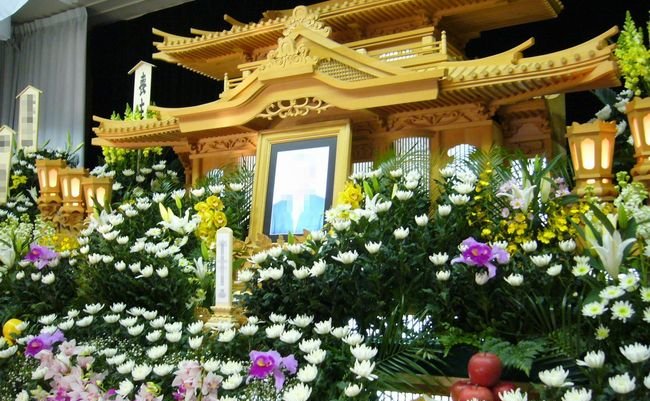 The_altar_of_the_Japanese_Buddhism-style_funeralsaidanjapan-650x401