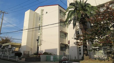 1024px-Kobe_City_Higashisuma_elementary_school