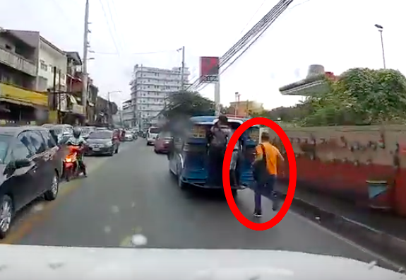 【動画】バスを追いかけて飛び乗った男性が脚を踏み外し…