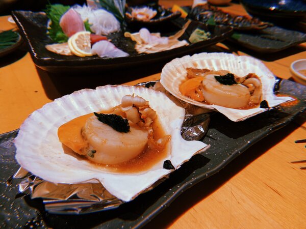 遠慮を知らないカレンさんと編集Kのホタテが到着／image by:編集部