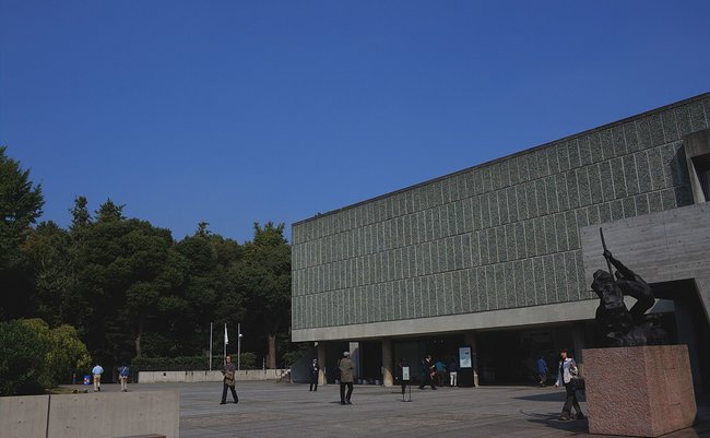 東京で唯一の世界遺産、国立西洋美術館の階段に二段ベッドの追憶