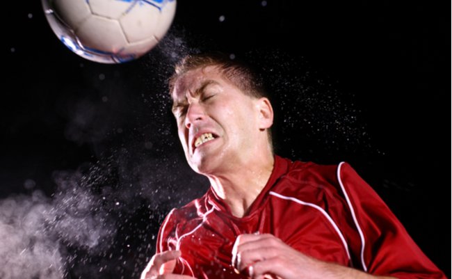 サッカー選手は認知症リスク3倍？ヘディング影響と英大学が発表